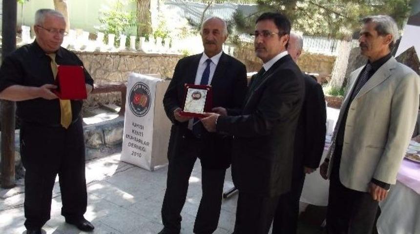 Muhtarlara Plaket Ve Rozet T&ouml;reni