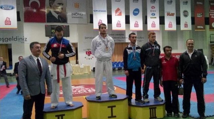 Atat&uuml;rk &Uuml;niversitesi Karate Takımı&rsquo;ndan D&uuml;nya &Uuml;&ccedil;&uuml;nc&uuml;l&uuml;ğ&uuml;