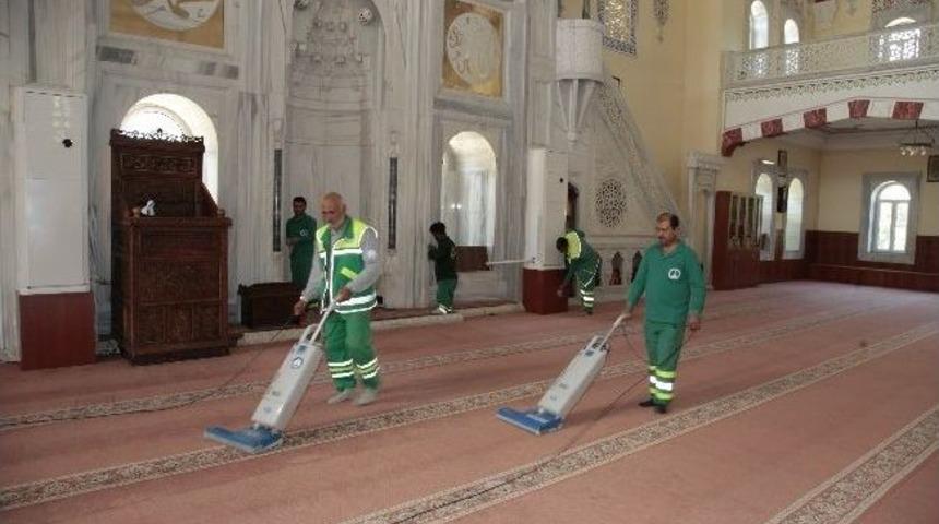 Şahinbey Belediyesi Camileri D&uuml;zenli Bir Şekilde Temizleniyor
