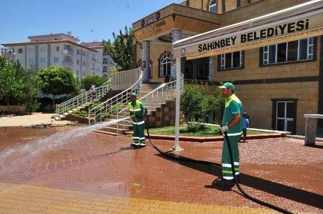 Şahinbey Belediyesi Camileri Düzenli Bir Şekilde Temizleniyor