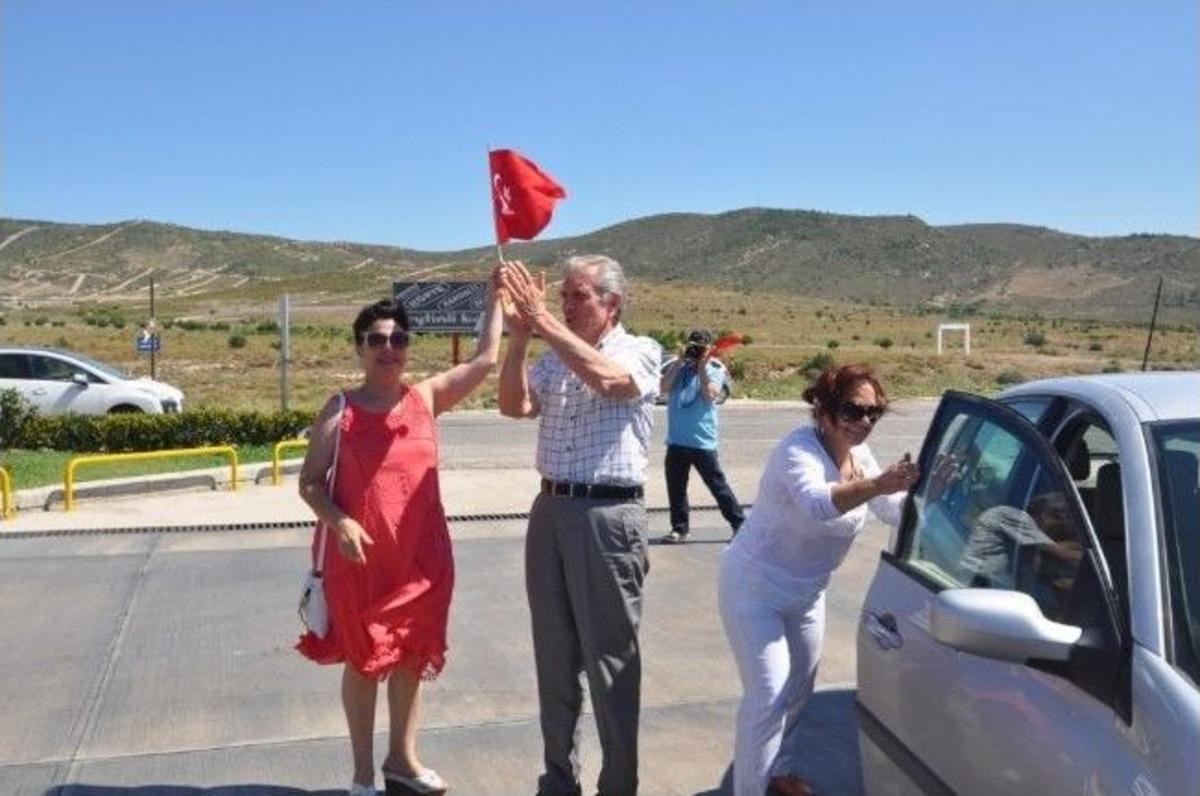 L&uuml;tf&uuml; Sancar'a Fo&ccedil;a'da Coşkulu Karşılama