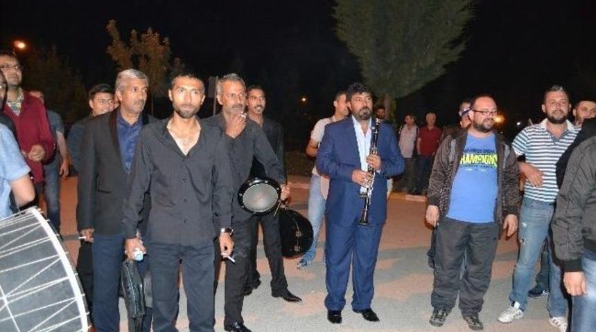 Romanlardan Grevdeki Şişecam İş&ccedil;ilerine Destek