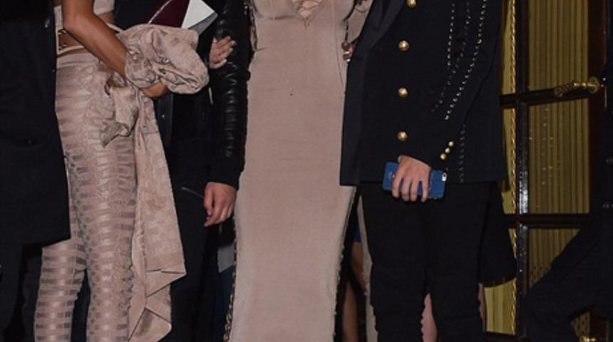 Gigi Hadid ve Kendall Jenner ten rengi i&ccedil;inde muhteşem g&ouml;r&uuml;n&uuml;yorlar!