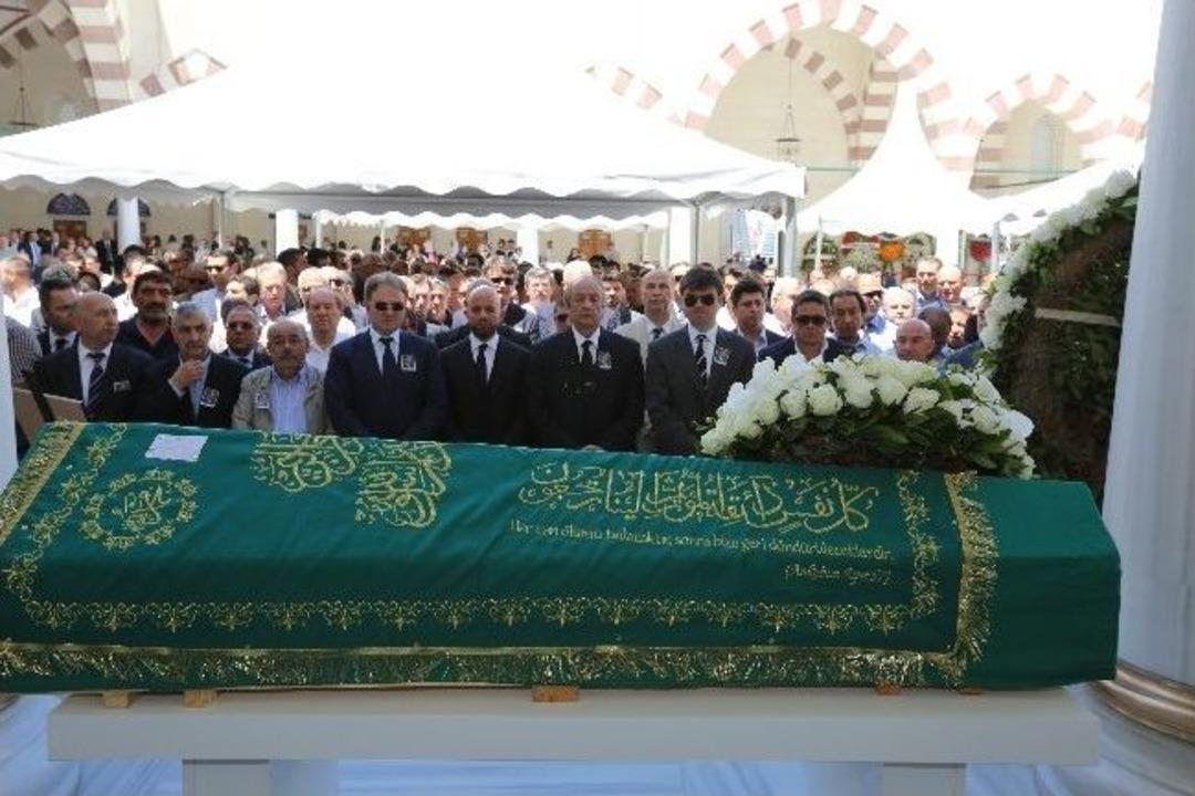 İzzet &Ouml;zilhan Son Yolculuğuna Uğurlandı