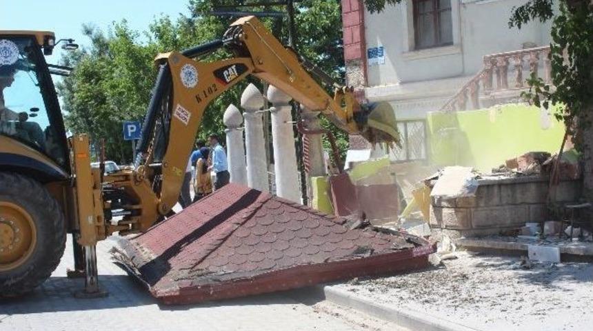 Beyşehir&rsquo;de G&ouml;r&uuml;nt&uuml; Kirliliğine Yol A&ccedil;an Yapılar Yıkılıyor