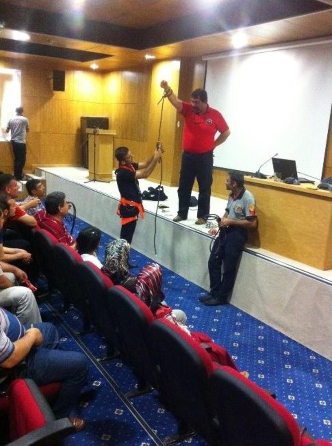 Akmod Mobil Ekibine Afetle M&uuml;cadele Temel Eğitimi Verildi