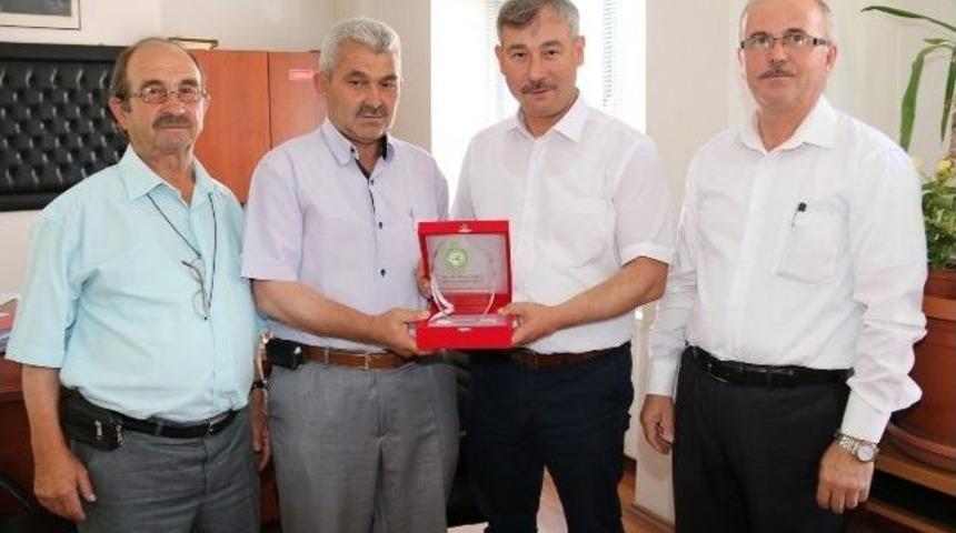 Bardak&ccedil;ılılardan Başkan Yaralı&rsquo;ya Plaket