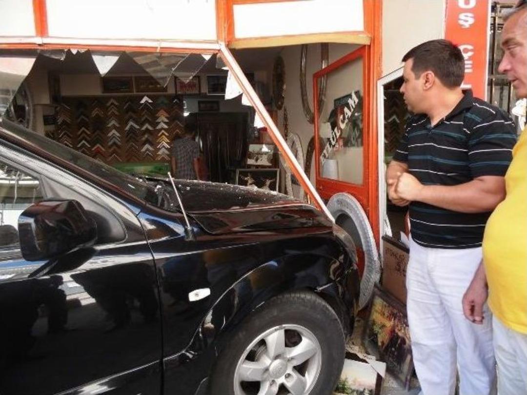 Kontrolden &Ccedil;ıkan Cip D&uuml;kkana Girdi: 1 Yaralı