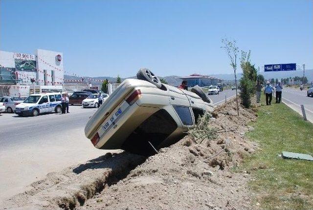 Güneş Gözlüğünü Silmeye Çalışırken Takla Attı