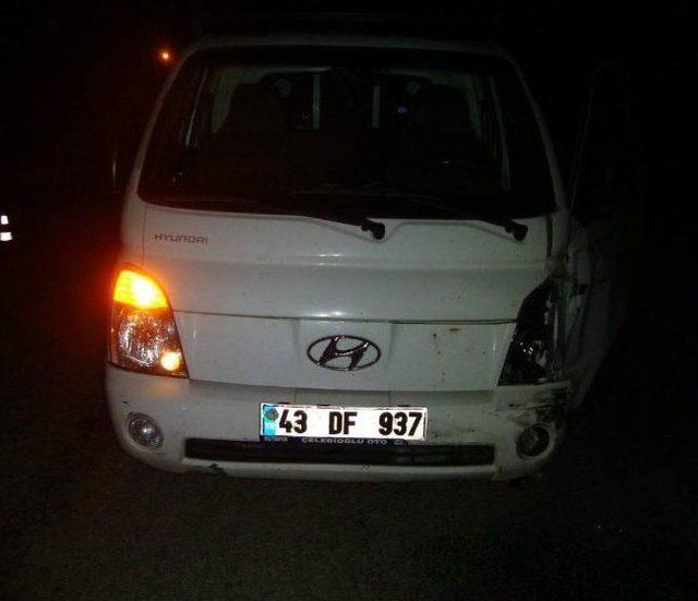 Kaza Yapınca Ara&ccedil;larından İnen S&uuml;r&uuml;c&uuml;lere Otomobil &Ccedil;arptı: 4 Yaralı 1