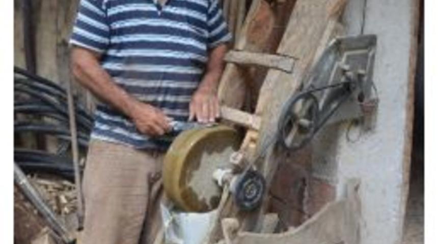 Bozulan Çamaşır Makinesini Bileme Aletine Çevirdi