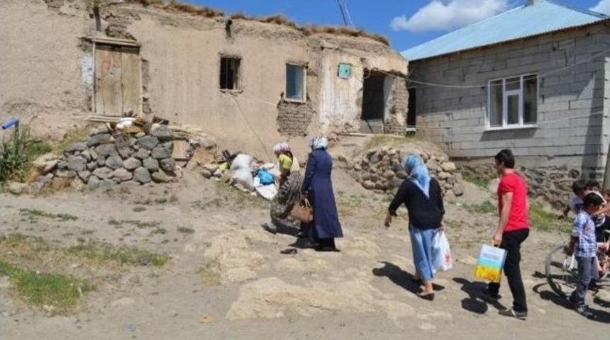 &Ouml;zalp Kaymakamlığından Yardıma Muhta&ccedil; Ailelere Yardım