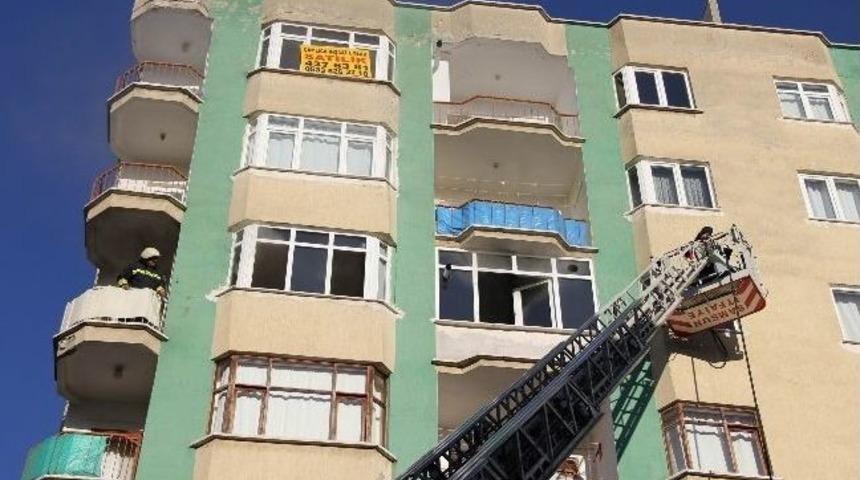 Kapısına İcra Memuru Gelen Kadın Evini Ateşe Verdi