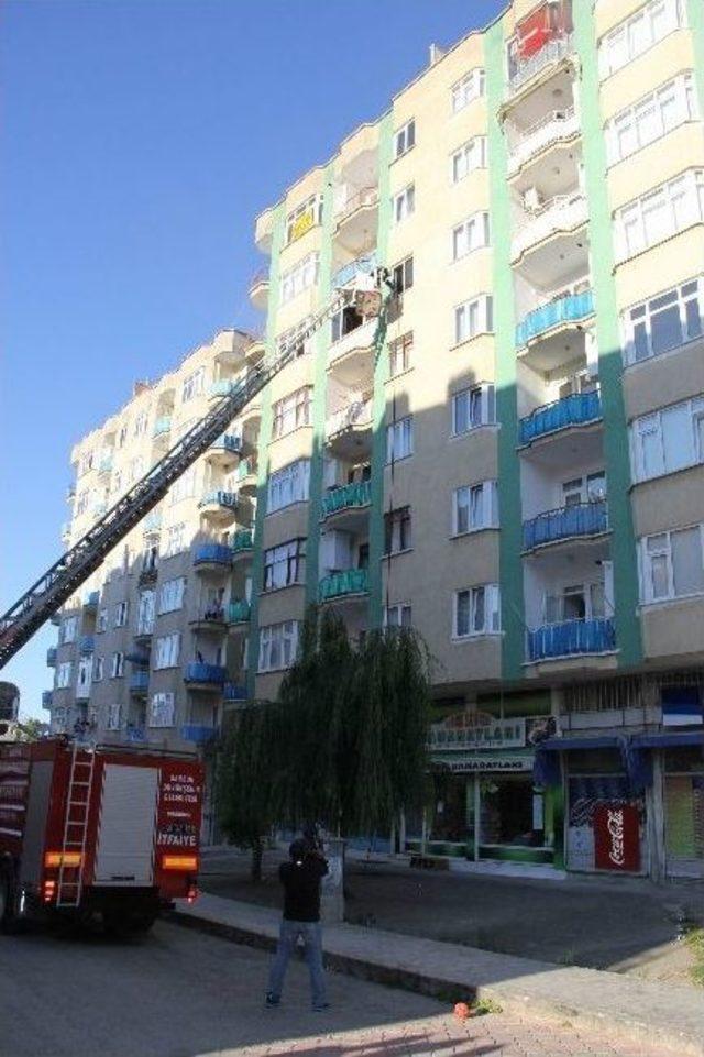 Kapısına İcra Memuru Gelen Kadın Evini Ateşe Verdi