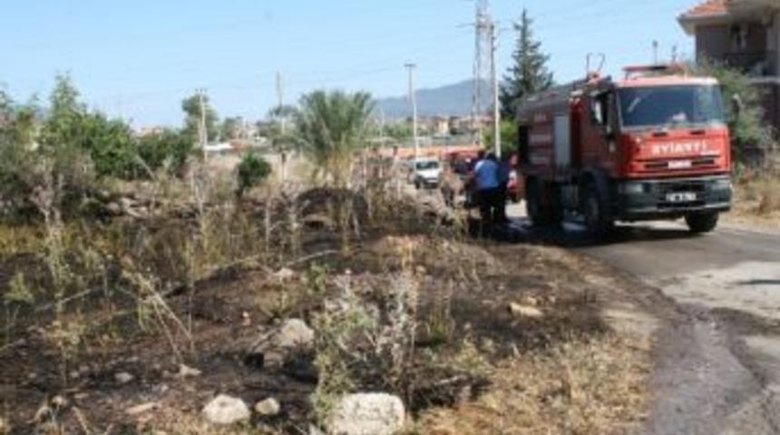 Marmaris&rsquo;te Sigara İzmaritinden &Ccedil;ıkan Yangın B&uuml;y&uuml;meden S&ouml;nd&uuml;r&uuml;ld&uuml;