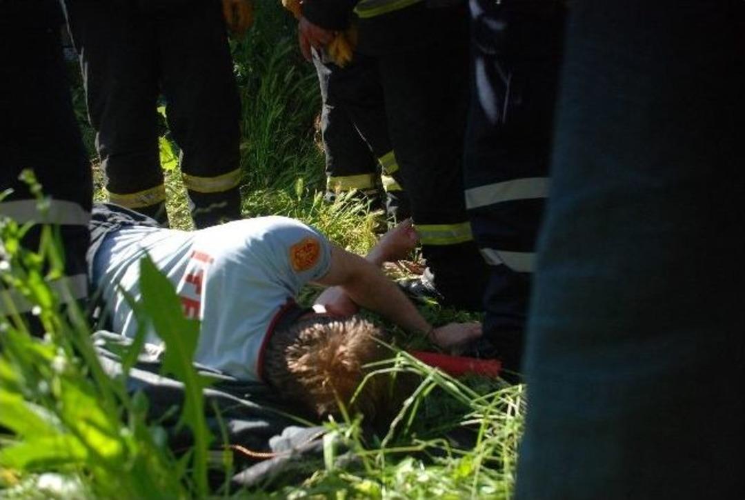 Yangını S&ouml;nd&uuml;rmeye &Ccedil;alışan İtfaiye Erini Elektrik &Ccedil;arptı