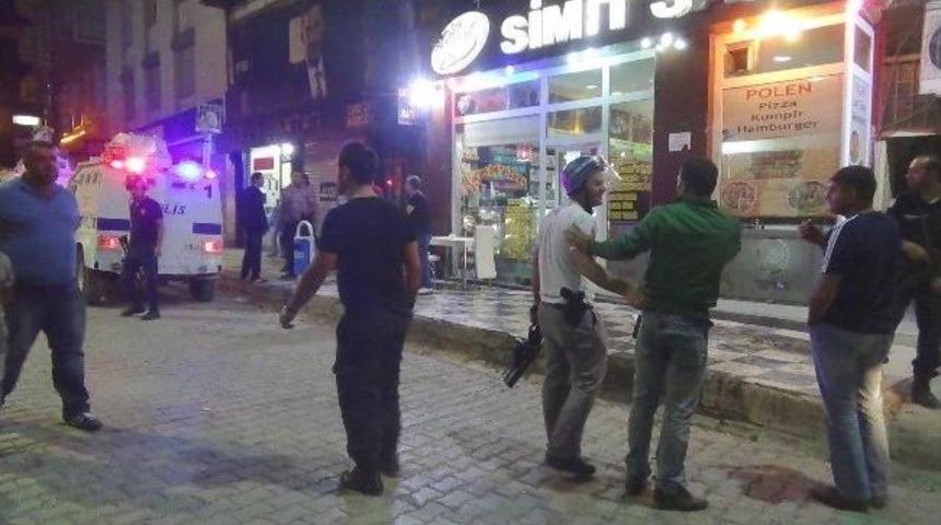 Hakkari&rsquo;de G&ouml;stericiler Bir İşyerine Saldırdı