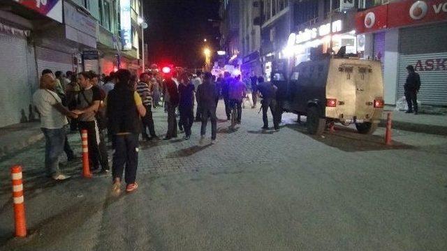 Hakkari&rsquo;de G&ouml;stericiler Bir İşyerine Saldırdı 1