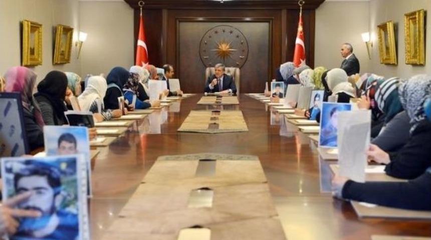 Cumhurbaşkanı G&uuml;l, &Ccedil;ocukları Dağa Ka&ccedil;ırılan Anneleri Kabul Etti