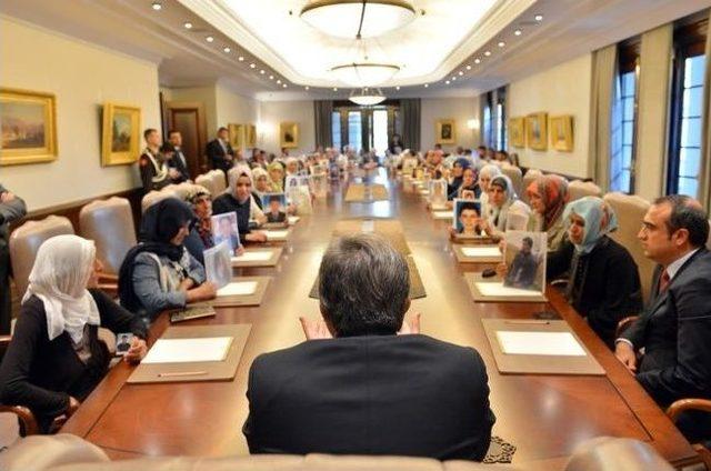 Cumhurbaşkanı G&uuml;l, &Ccedil;ocukları Dağa Ka&ccedil;ırılan Anneleri Kabul Etti 1