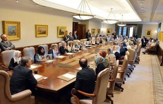 Cumhurbaşkanı G&uuml;l, &Ccedil;ocukları Dağa Ka&ccedil;ırılan Anneleri Kabul Etti 2