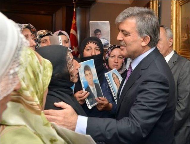 Cumhurbaşkanı G&uuml;l, &Ccedil;ocukları Dağa Ka&ccedil;ırılan Anneleri Kabul Etti 3