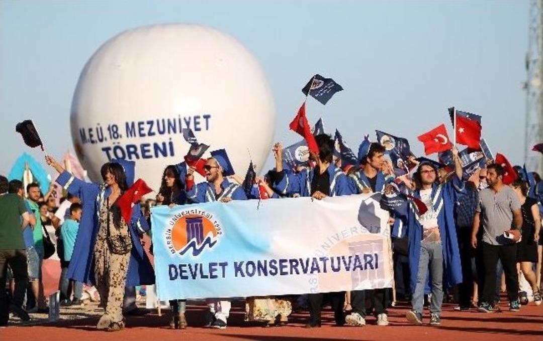 Me&uuml;'de Mezuniyet Coşkusu