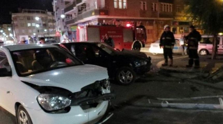 16 Yaşındaki S&uuml;r&uuml;c&uuml; Polis Otosu İle &Ccedil;arpıştı