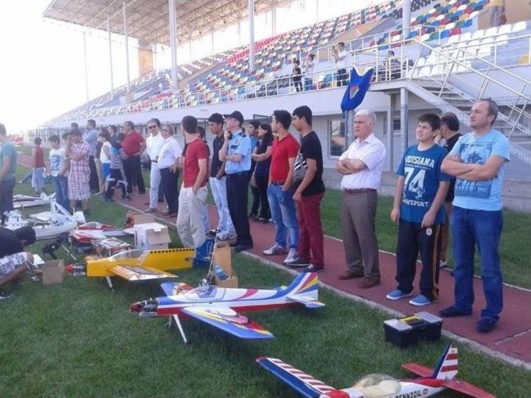 Kimsesiz &Ccedil;ocuklara Model U&ccedil;ak G&ouml;sterisi