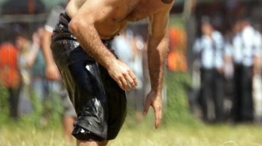 Abdullah G&uuml;ng&ouml;r Başpehlivanlığa G&ouml;z Kırptı