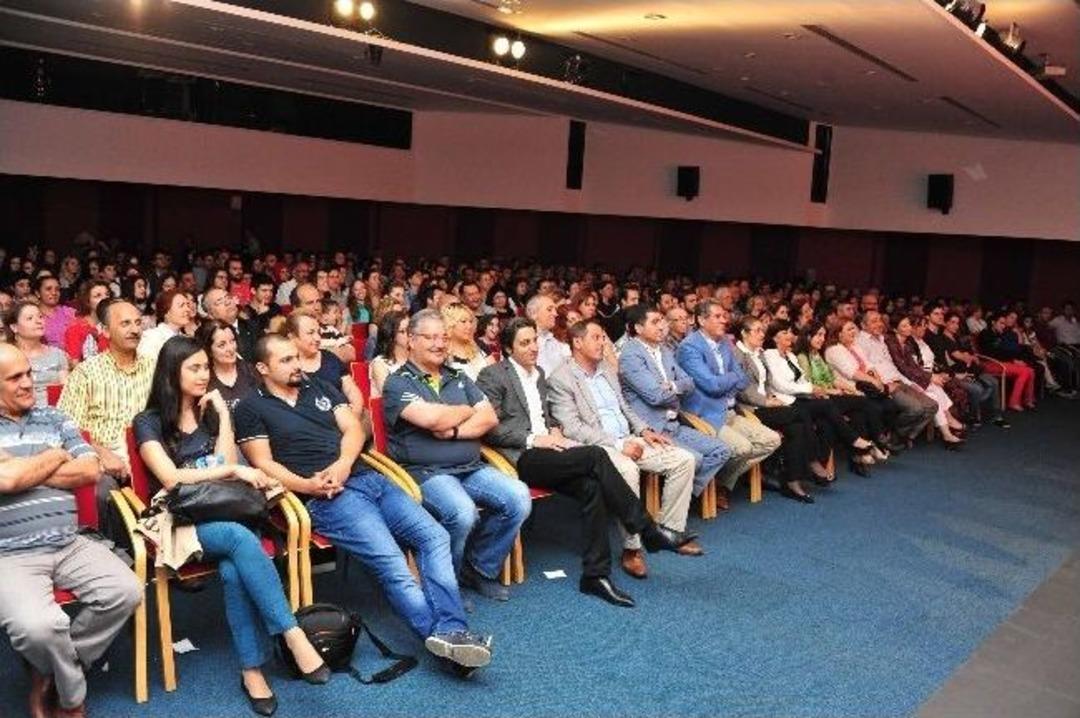 Bal&ccedil;ova'da 100 Bin Kişiye Tiyatro Zevki