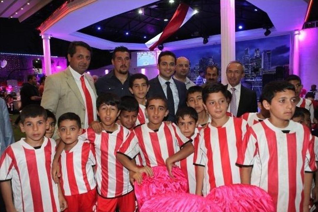 Bornova Doğanlarspor'un Kupası Başkan Atila'dan