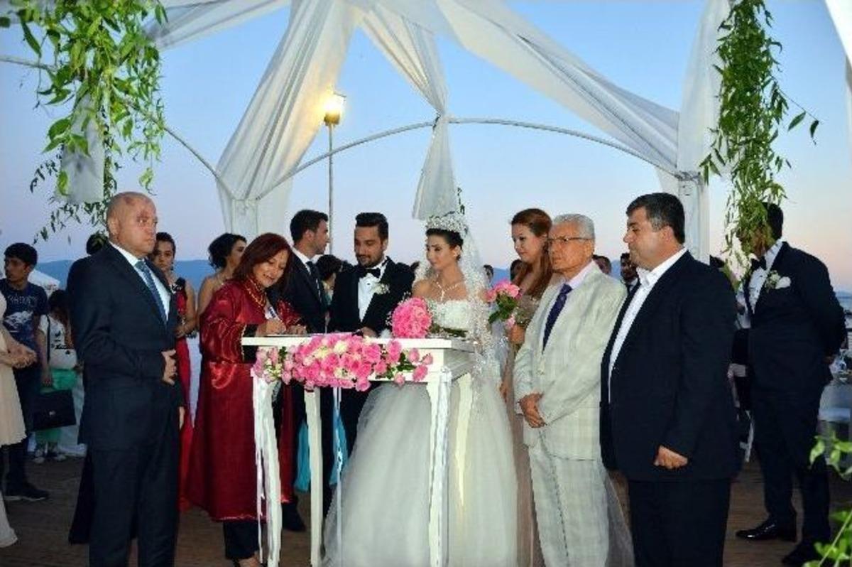 Kapıdan Beklenen Gelin Damat Denizden Geldi