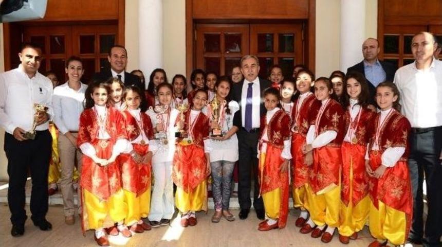 Minikler Kazandıkları Kupayı S&ouml;zl&uuml;&rsquo;ye Getirdi
