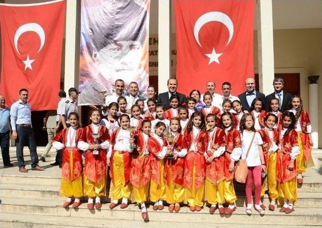 Minikler Kazandıkları Kupayı Sözlü’ye Getirdi 1
