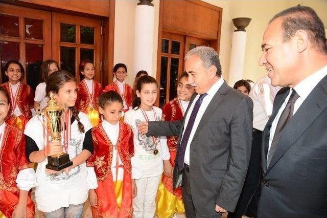 Minikler Kazandıkları Kupayı Sözlü’ye Getirdi 2