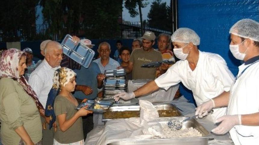 Mersin B&uuml;y&uuml;kşehir&rsquo;den Ramazan&rsquo;da 100 Bin Kişiye İftar Yemeği
