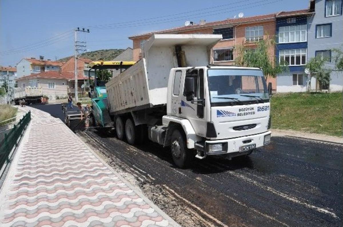 Boz&uuml;y&uuml;k'te Asfaltlama &Ccedil;alışmaları Devam Ediyor