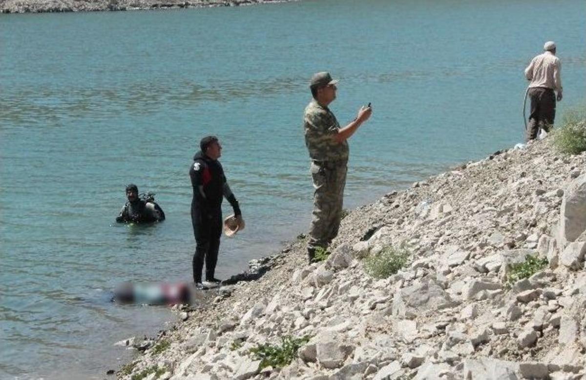 İsimlerinin Baş Harflerini Taşla Yazıp Suya Giren 2 Kardeşten Birinin Cesedi Bulundu