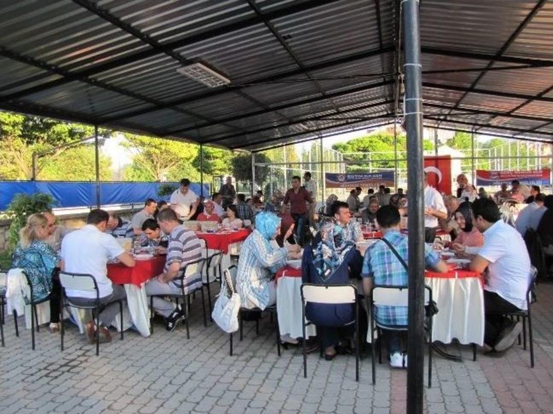 Eğitim Bir Sen&rsquo;li &Ouml;ğretmenler Yemekte Bir Araya Geldi