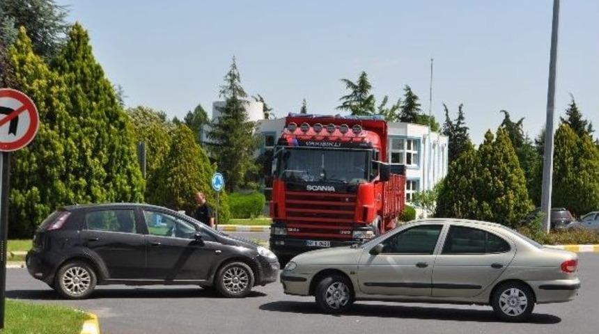 Grevdeki Şişecam İş&ccedil;ileri, Fabrikadaki Tır'ların Ge&ccedil;işine İzin Vermedi