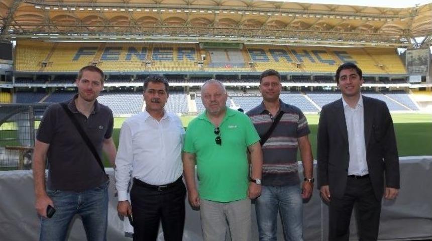 &Ccedil;ek Cumhuriyeti Heyeti Ş&uuml;kr&uuml; Saracoğlu Stadı'nı Gezdi