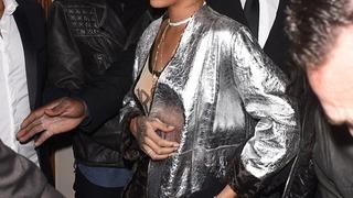Rihanna, gümüş rengi ceketiyle büyüledi!