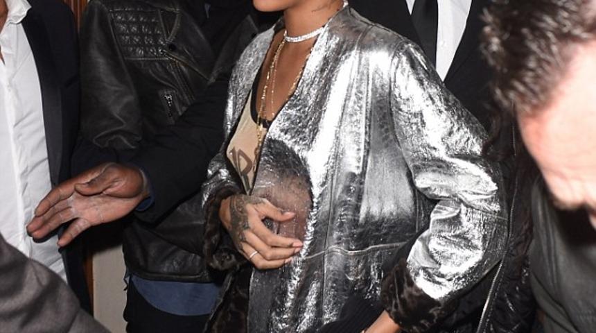 Rihanna, g&uuml;m&uuml;ş rengi ceketiyle b&uuml;y&uuml;ledi!
