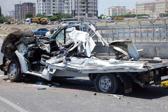 Diyarbakır&rsquo;da Trafik Kazası: 1 &Ouml;l&uuml; 2