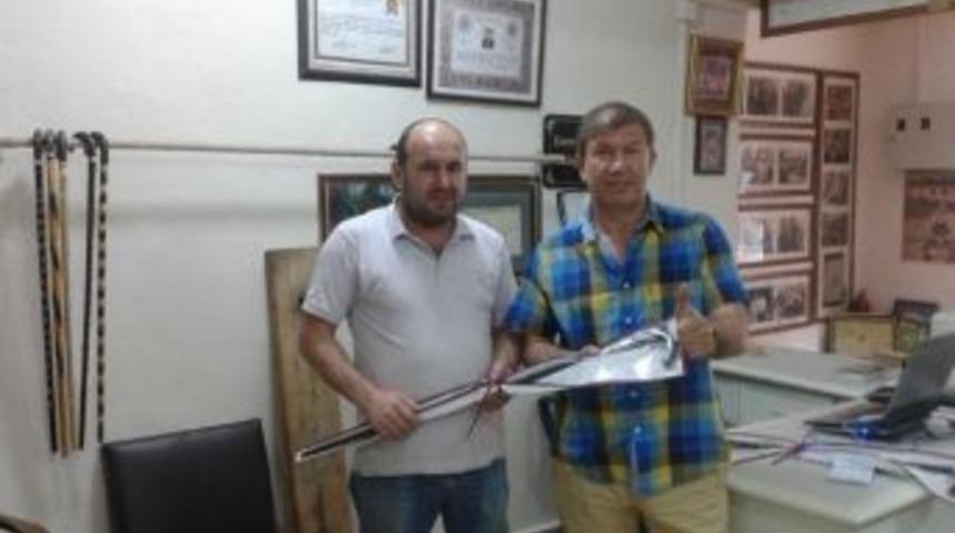 Efsane Futbolcu Tanju &Ccedil;olak Babasına Devrek Bastonu G&ouml;t&uuml;rd&uuml;