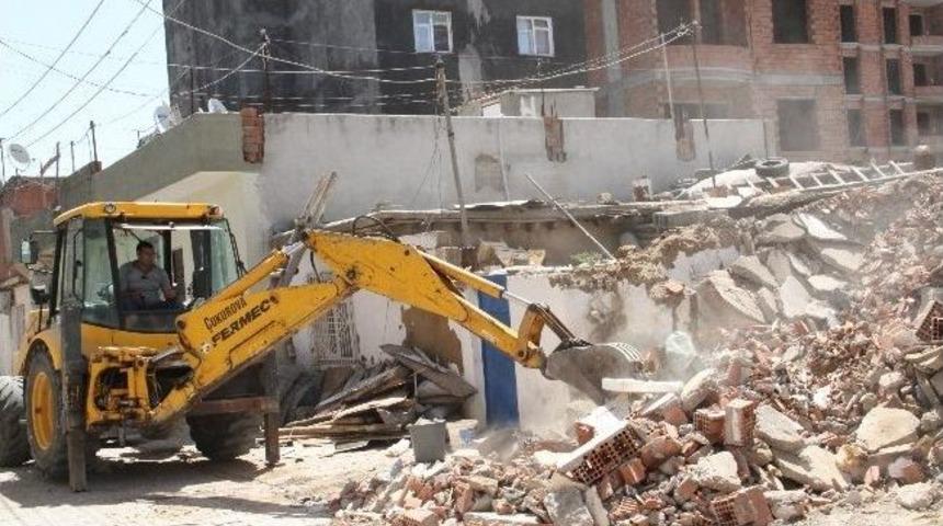 Bismil&rsquo;de Harabe Evler Yıkılıyor