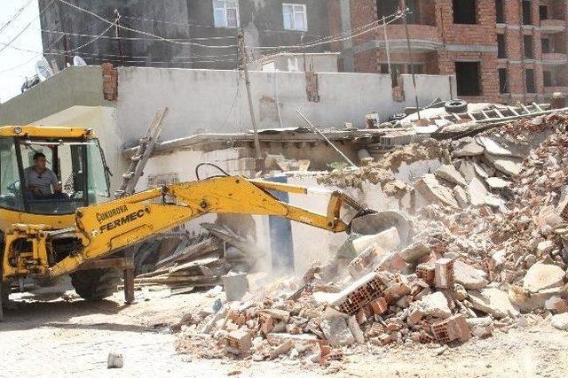Bismil&rsquo;de Harabe Evler Yıkılıyor 1