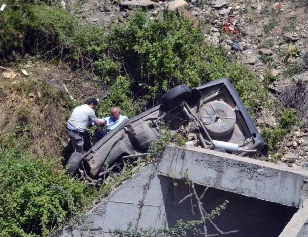 Manisa'da Otomobil Şarampole U&ccedil;tu: 1 &Ouml;l&uuml;, 4 Yaralı
