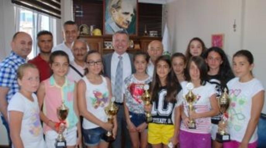 Minik Bayan Voleybol Takımından Başkan Kantarcı&rsquo;ya Ziyaret